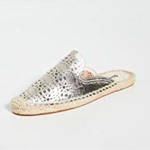 NWT Soludos Ami Perforated Mule in Platinum Size 5.5
